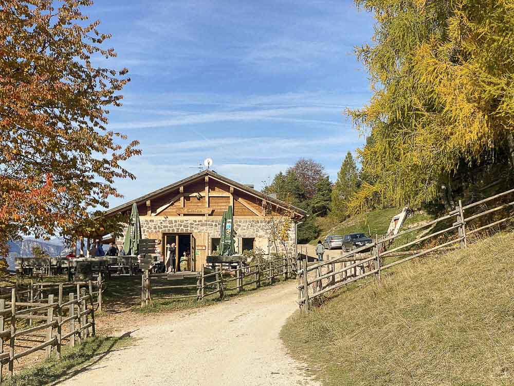 malga Cislon con tavoli all'esterno