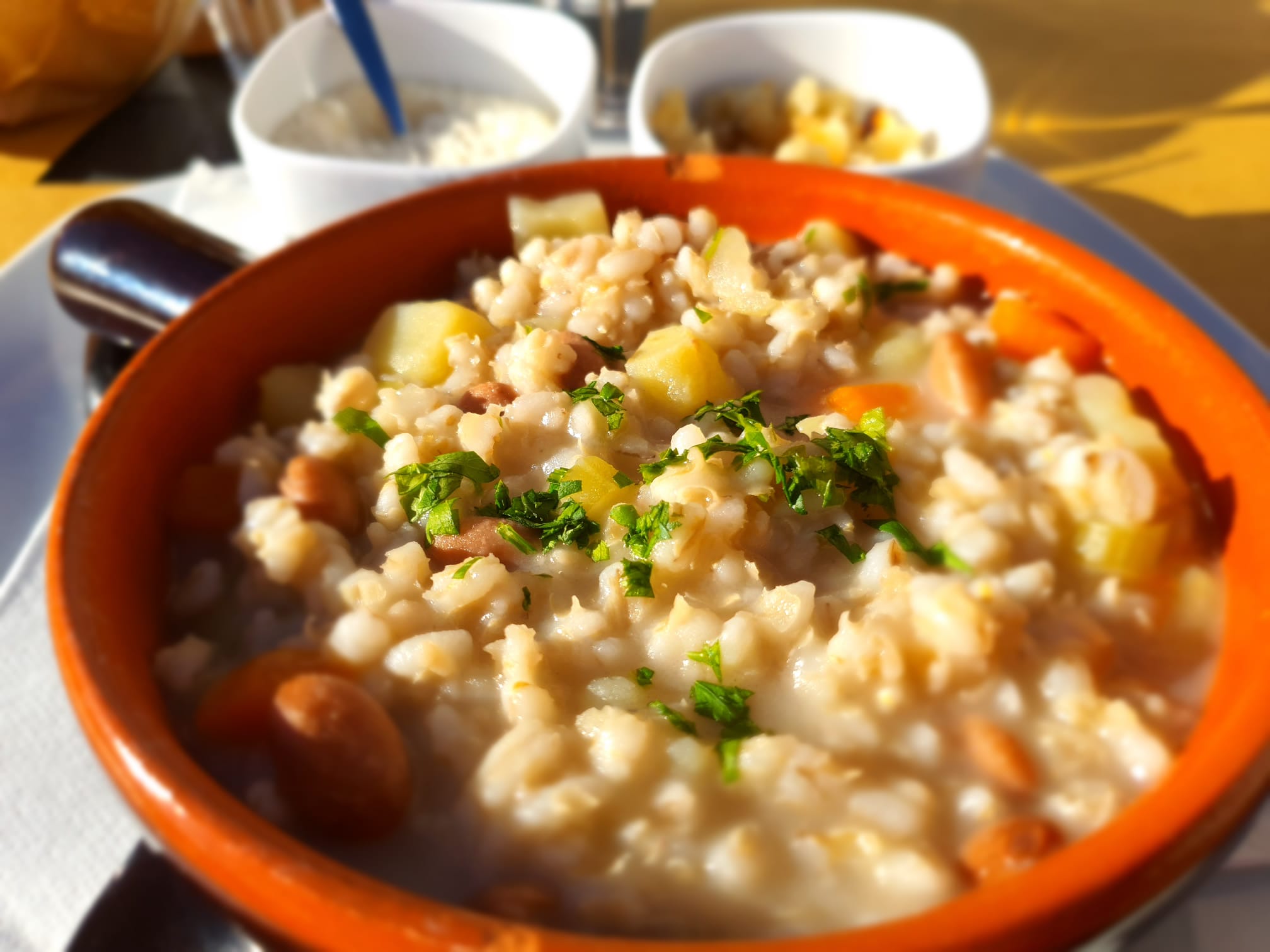 ciotola con zuppa d'orzo