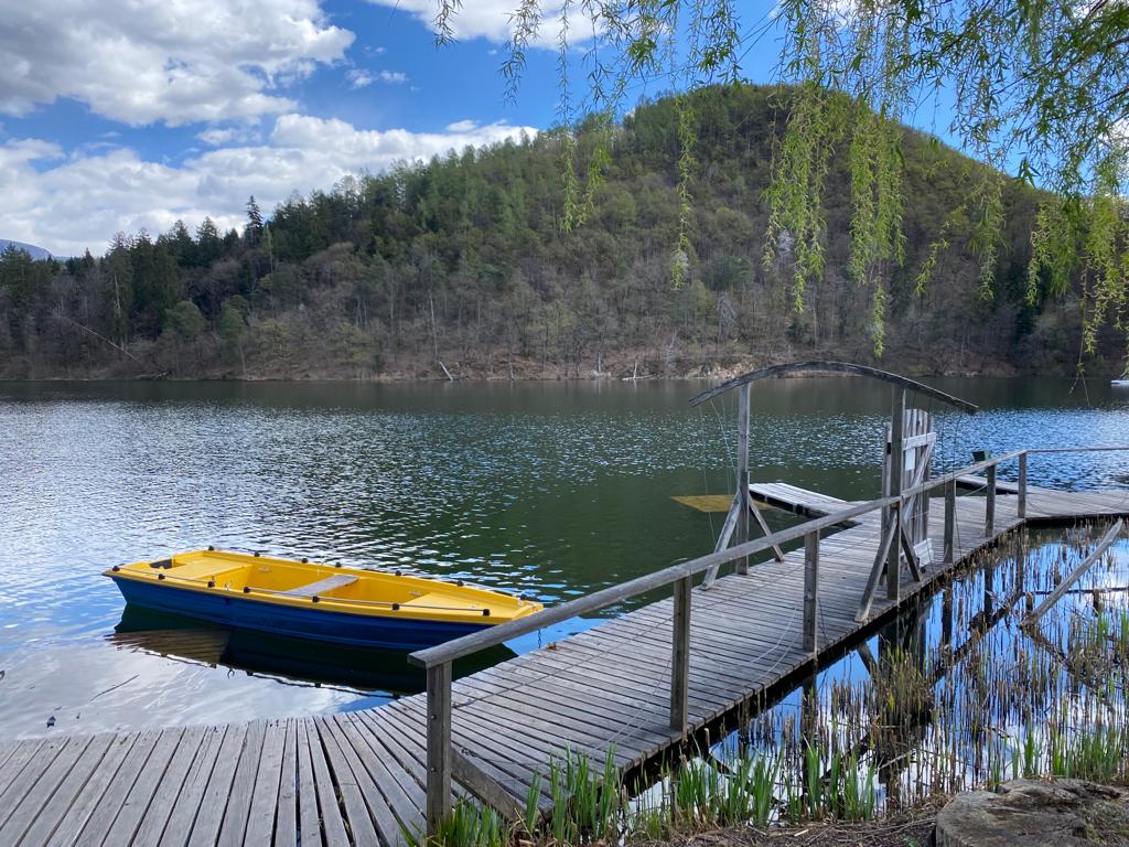 lago con pontile in legno