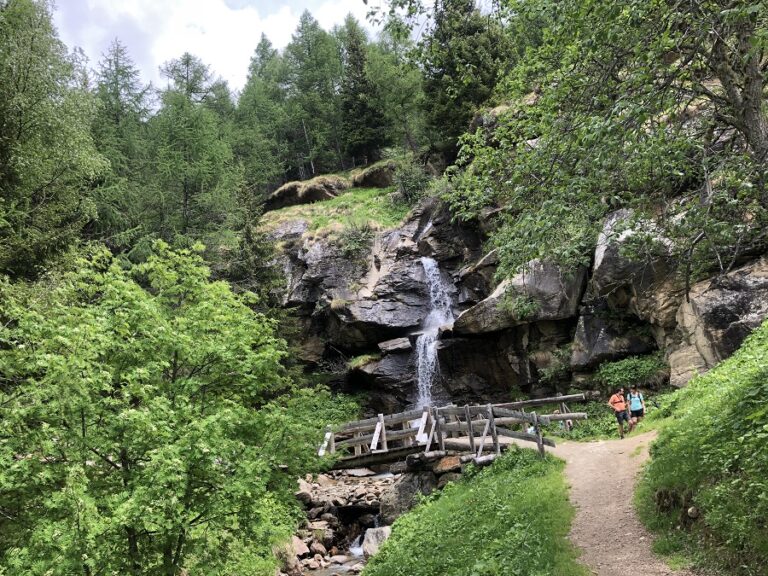 Poco distante dal Lago di Còvel si trova la suggestiva Cascata del Rio Vioz.