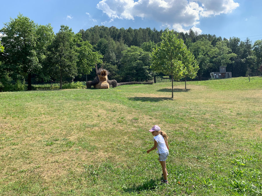 grande prato del parco Tre Castagni con scultura a forma di aspidoro