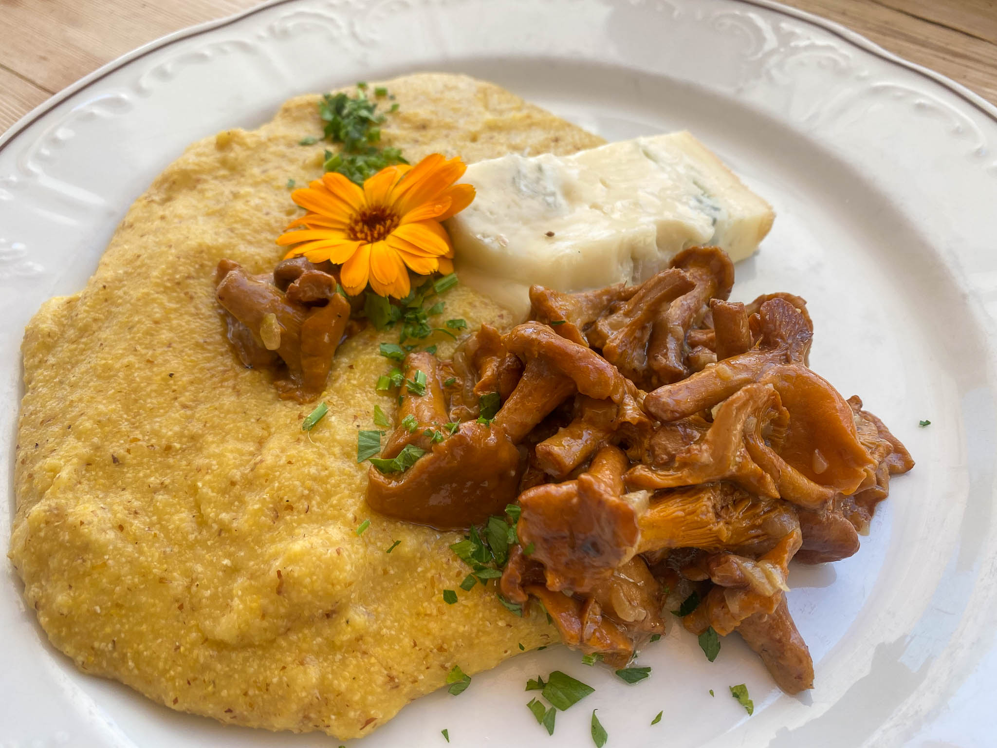 Piatto con polenta e finferli