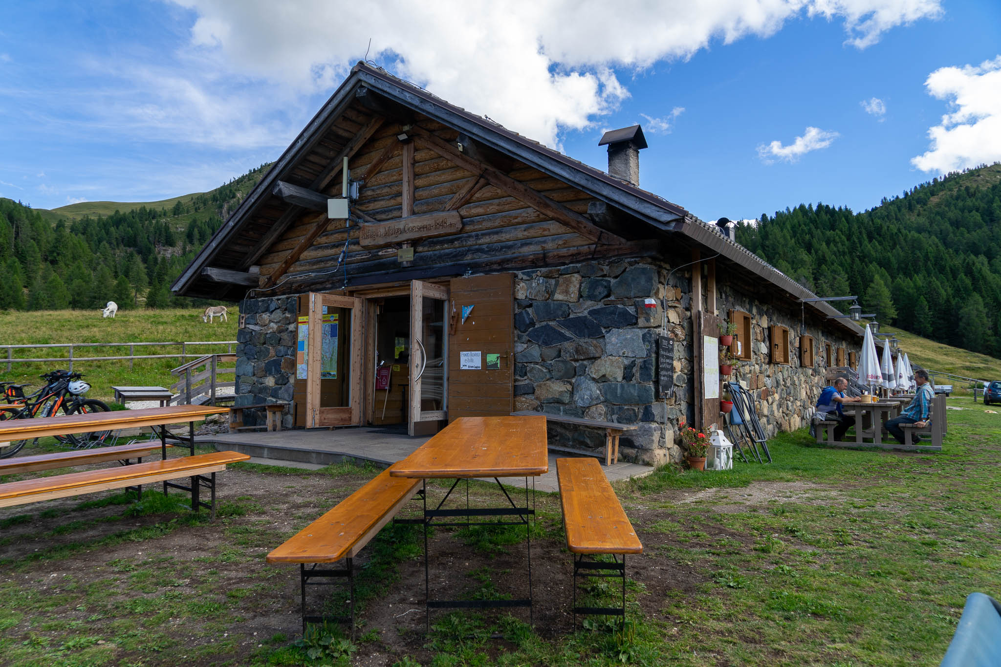 Malga Consèria è il posto giusto per un buon pranzo e perfetta da raggiungere anche con gli amici a quattro zampe.