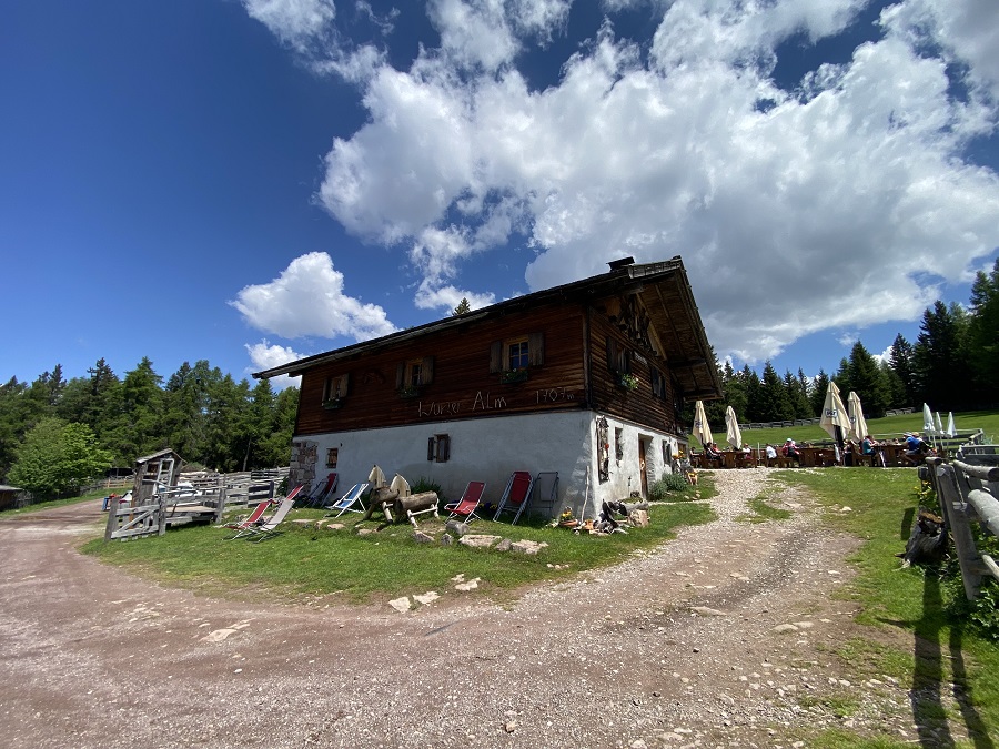 la wurzeralm è una piccola struttura in parte in legno