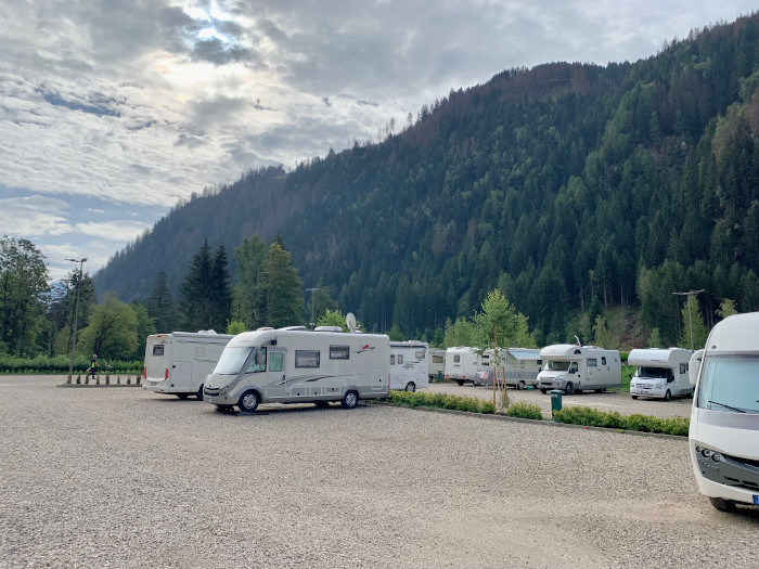 area sosta camper circondata dal bosco