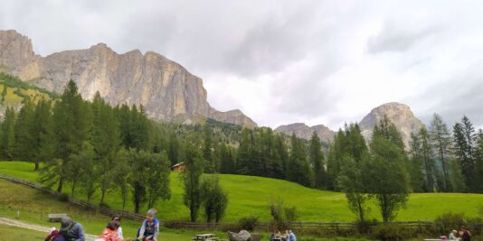 Ai piedi delle cascate del Pisciadù, a Colfosco in Val Badia, si trova un'ampia zona picnic.