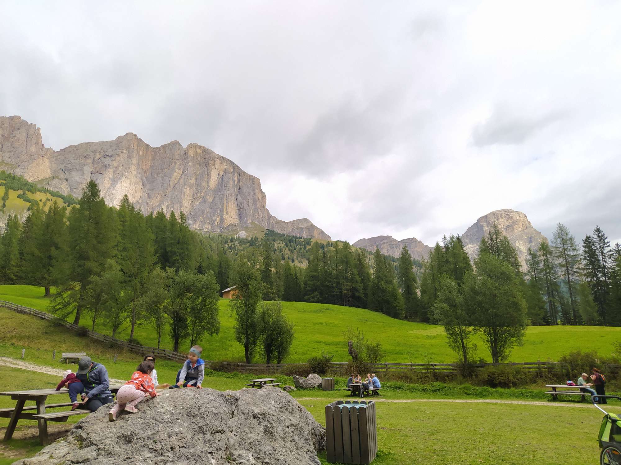 Ai piedi delle cascate del Pisciadù, a Colfosco in Val Badia, si trova un'ampia zona picnic.