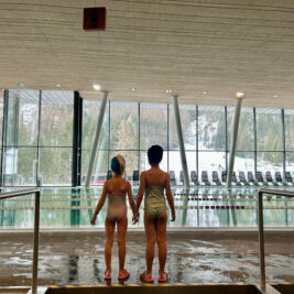 Le ampie vetrate assicurano luce naturale e una vista spettacolare sulle Dolomiti. Siamo alla piscina Dòlaondes di Canazei