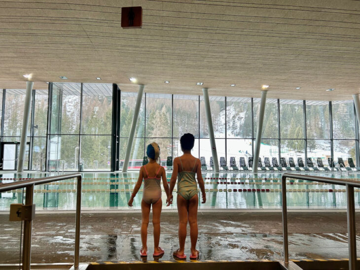 Le ampie vetrate assicurano luce naturale e una vista spettacolare sulle Dolomiti. Siamo alla piscina Dòlaondes di Canazei