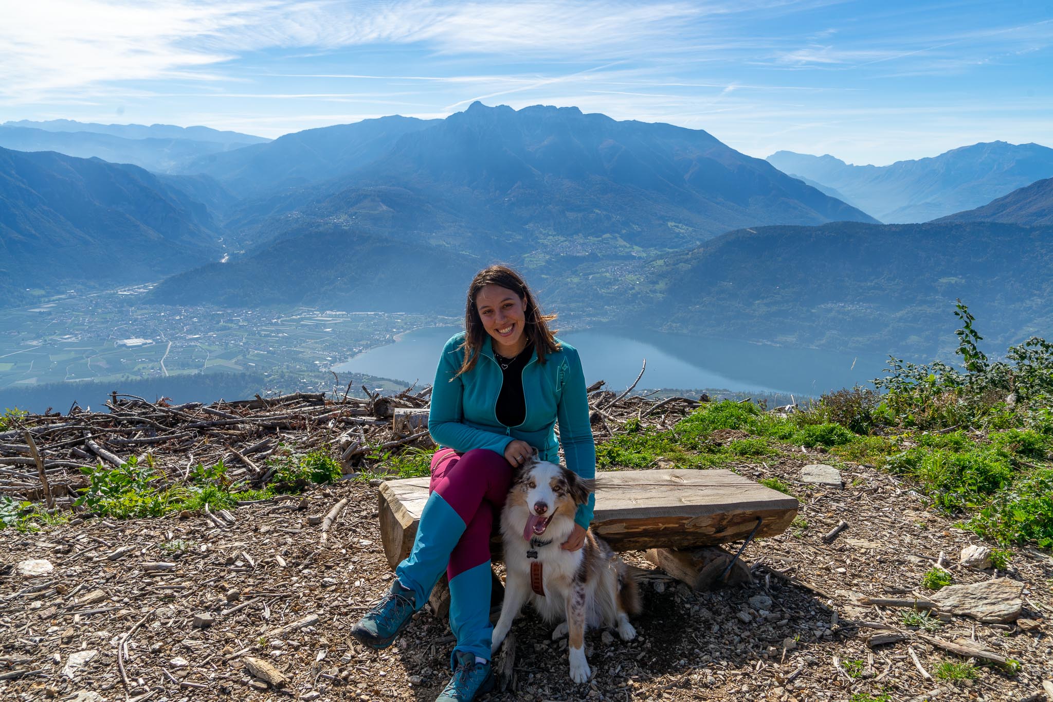Panchina panoramica vista lago sul sentiero per il Forte Busa Grande, in Valsugana.