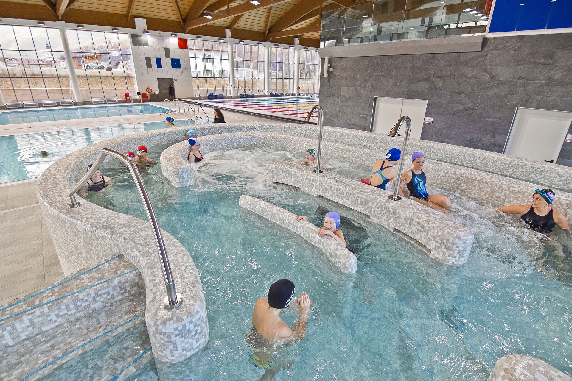 La piscina a Borgo Valsugana è dotata di vasche per tutte le tipologie di utenti.