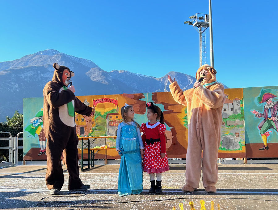 bambine mascherate sul palco per premiazione