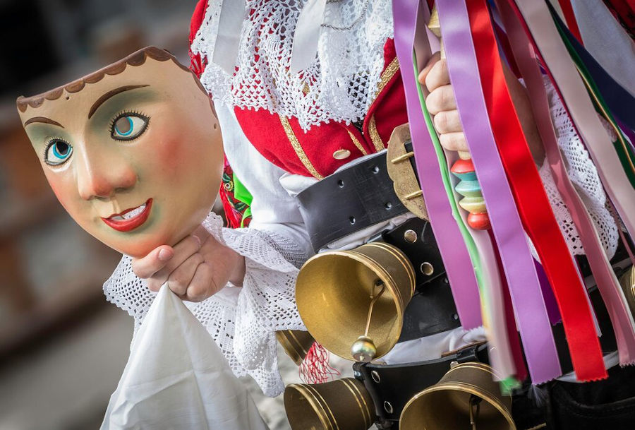 maschera e costume tipico della val di Fiemme e Fassa