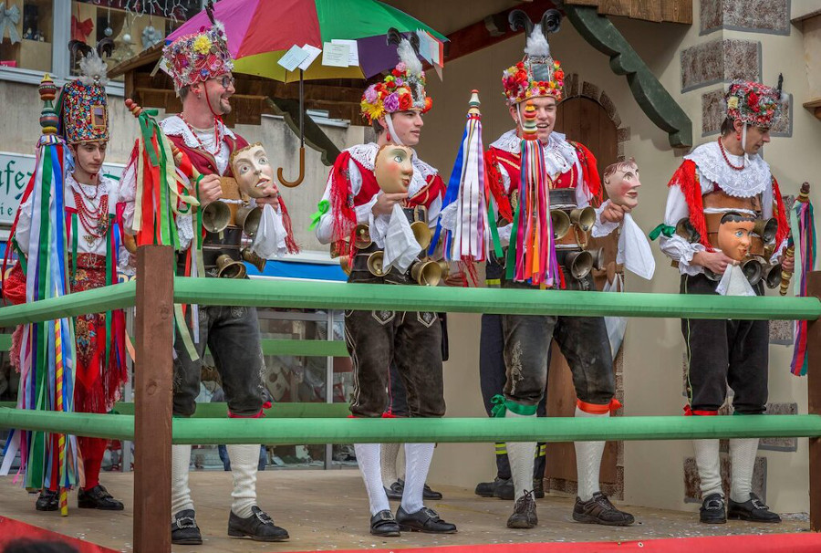 gruppo mascherato con costumi tipici del Carnevale ladino