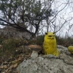 Sculture gialle in contrasto con i colori del paesaggio