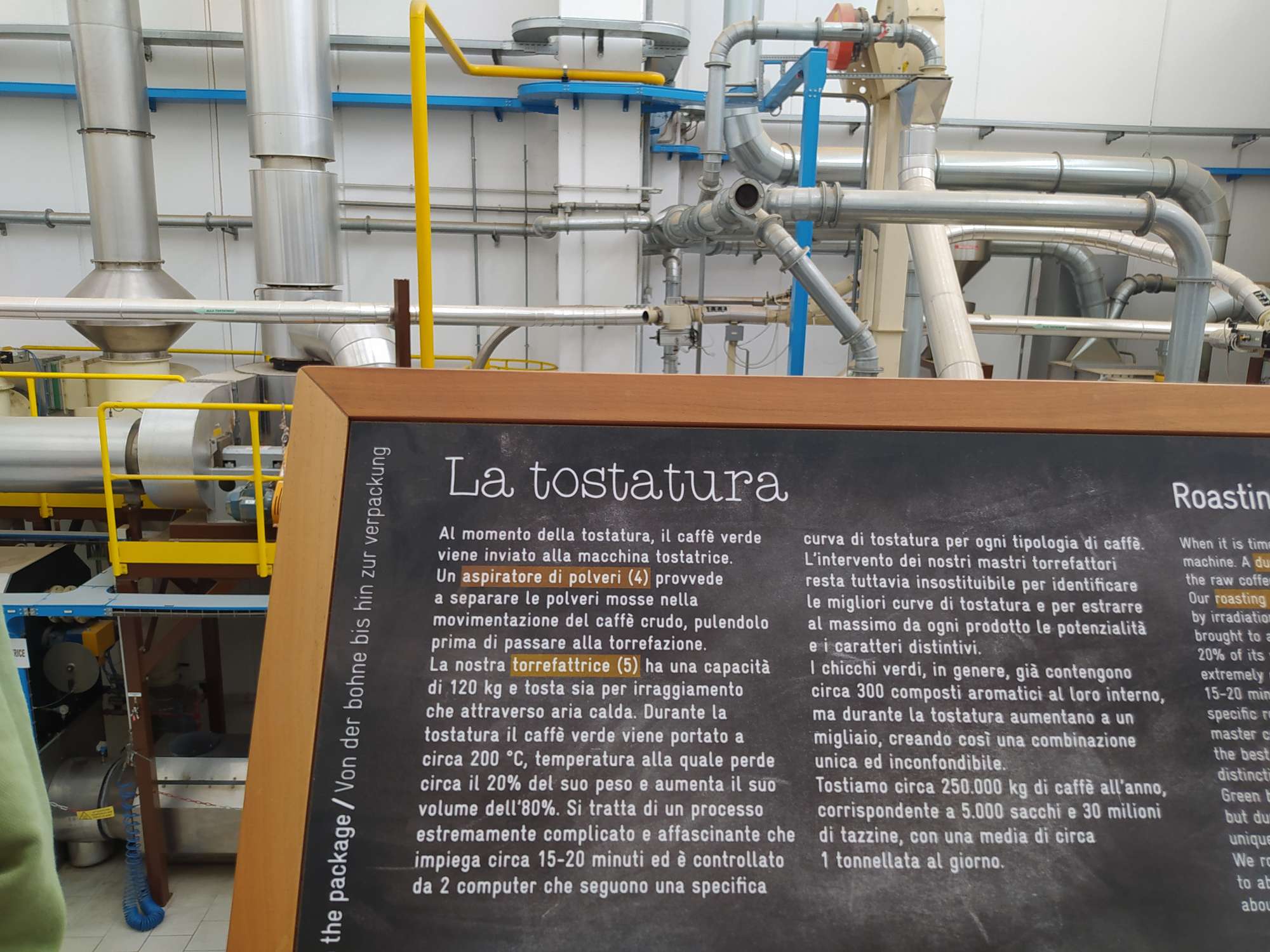 Dall'esposizione di Omkafè, Museo del Caffè si entra direttamente della torrefazione, dove si possono ossservare i vari macchinari in funzione.