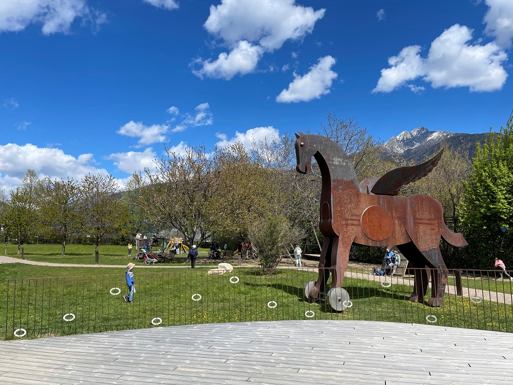 L'enorme cavallo Jakob, nel parco Burglehen a TIrolo, è divenuto ormai il simbolo del paese