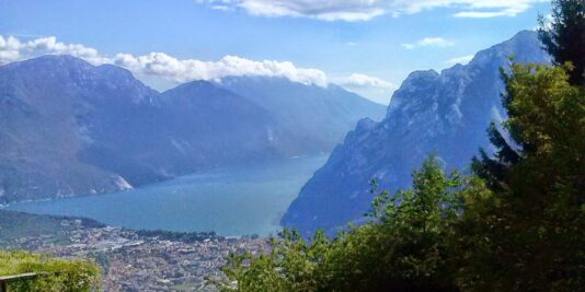 Vista sul Lago di Garda dalla terrazza del Rifugio San Pietro