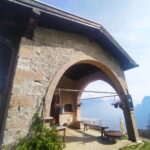 Al RIfugio San Pietro si trova anche una suggestiva chiesetta con affaccio panoramico