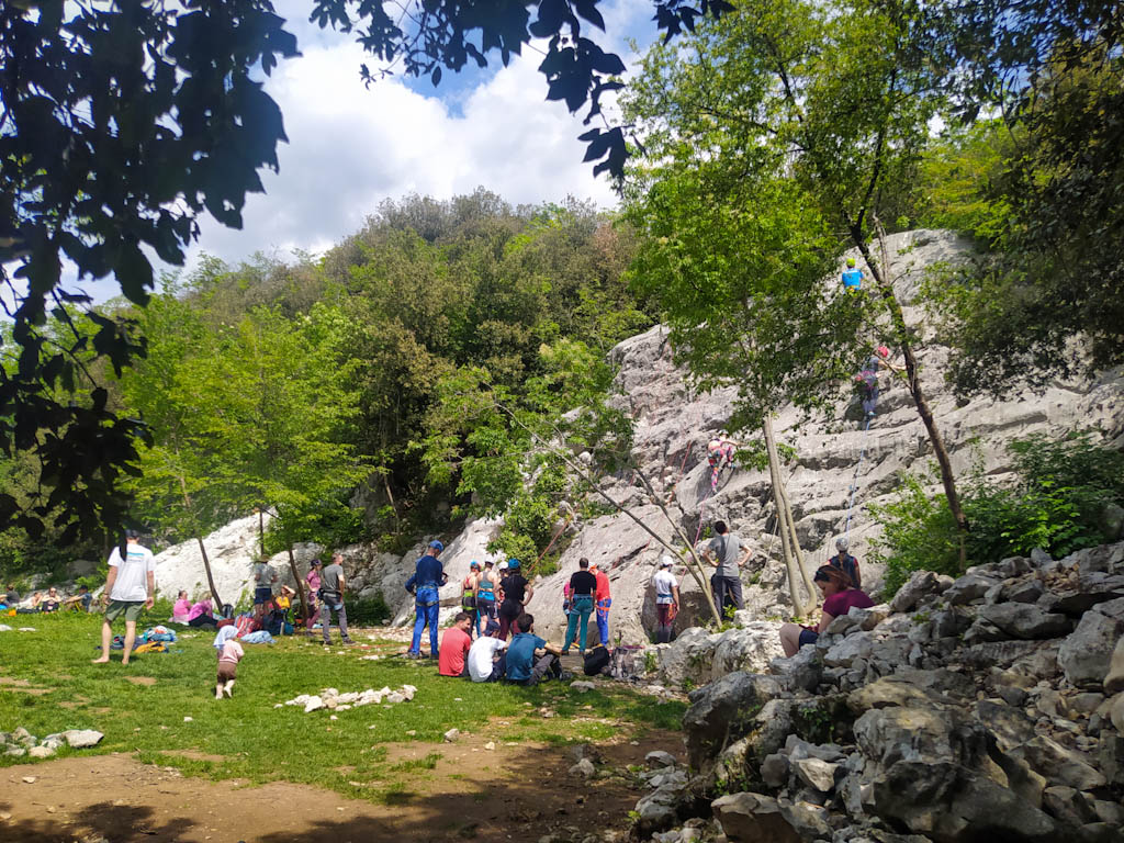 Salendo verso la Croce del Colodri si trova la Falesia Muro dell'Asino, perfetta per le prime scalate.