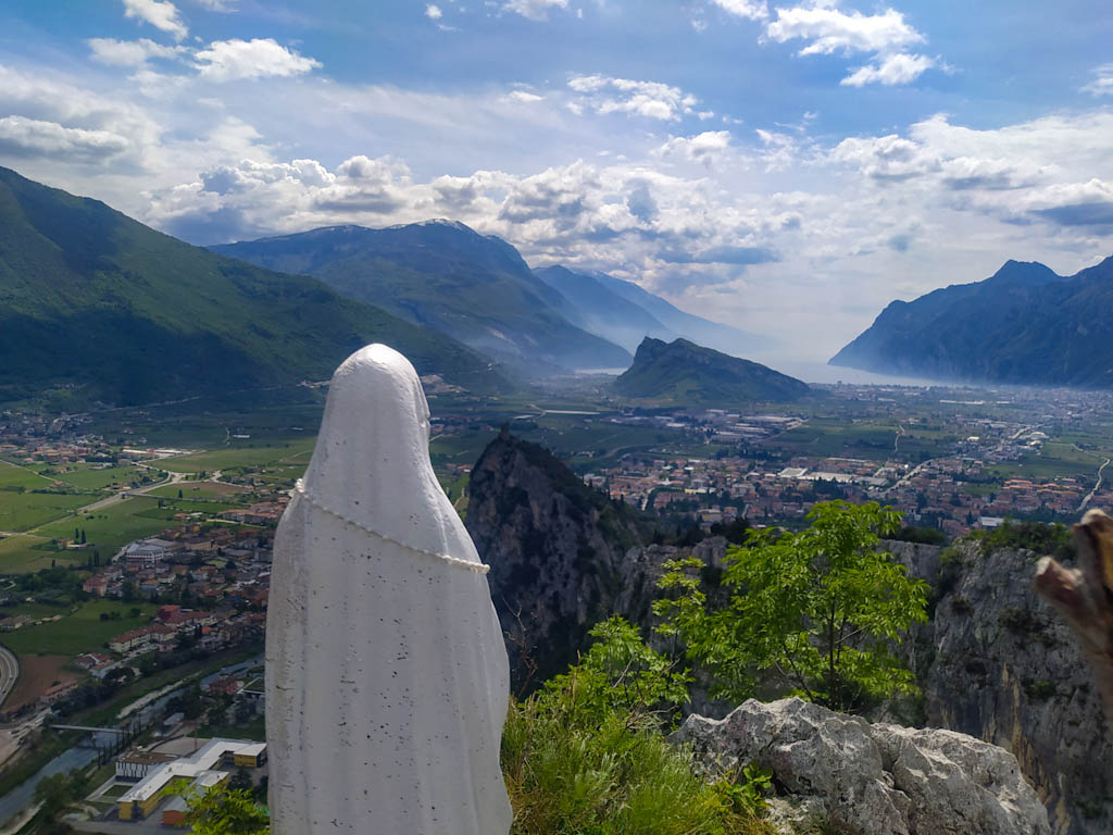 Poco distante dalla croce si trova un altro punto molto panoramico: la Madonnina. 