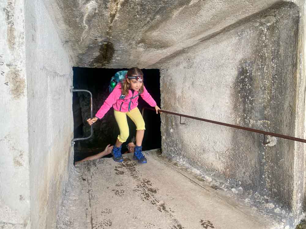 Attraversare i cunicoli scavati sotto Cima Borghetti sarà una vera avventura: portate la torcia!