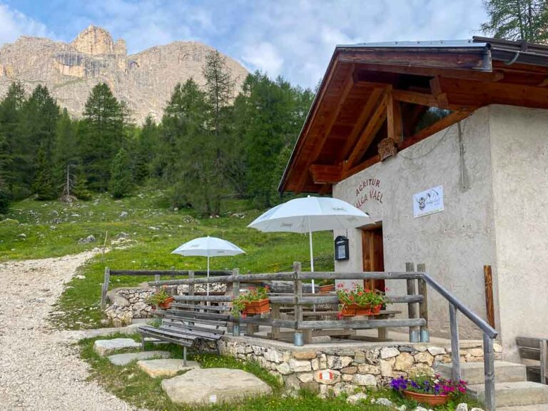 Malga Vael si trova a metà strada tra il Ciampedie e il Rifugio Roda di Vael.