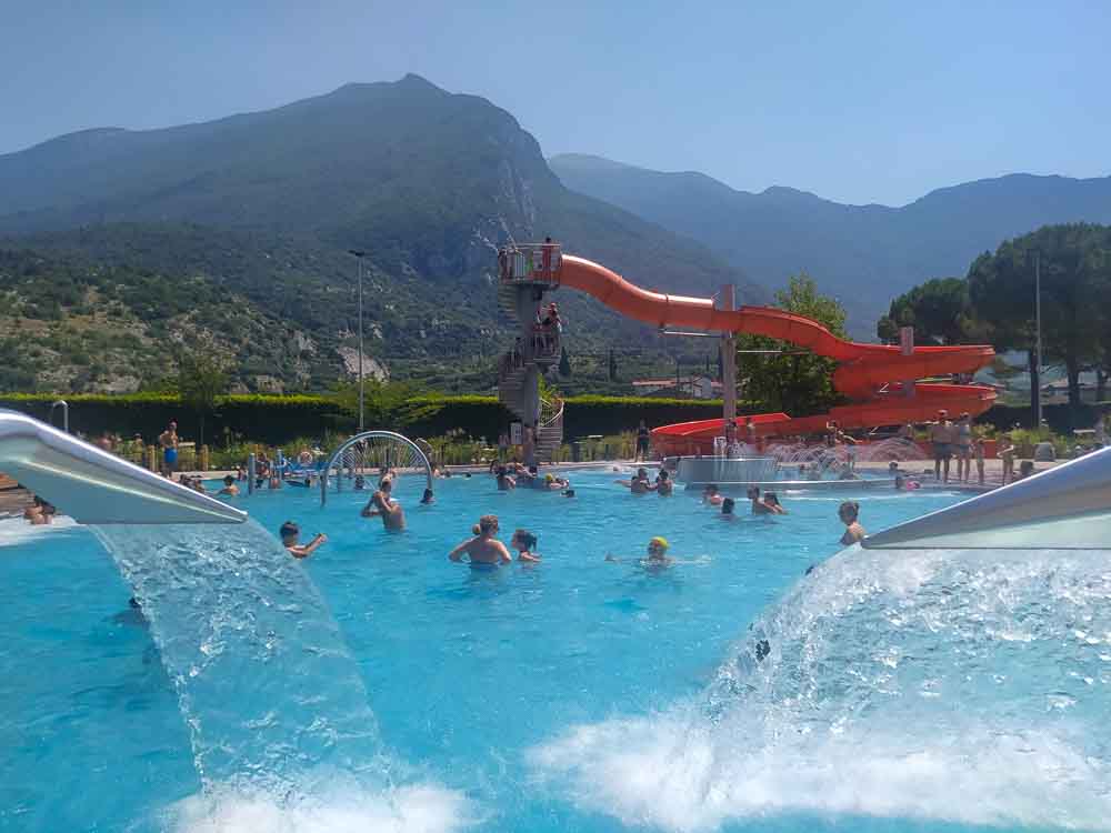 Al nuovo Prabi AquaPark super vasca ricreativa con cascatelle,nuoto controcorrente e lungo scivolo