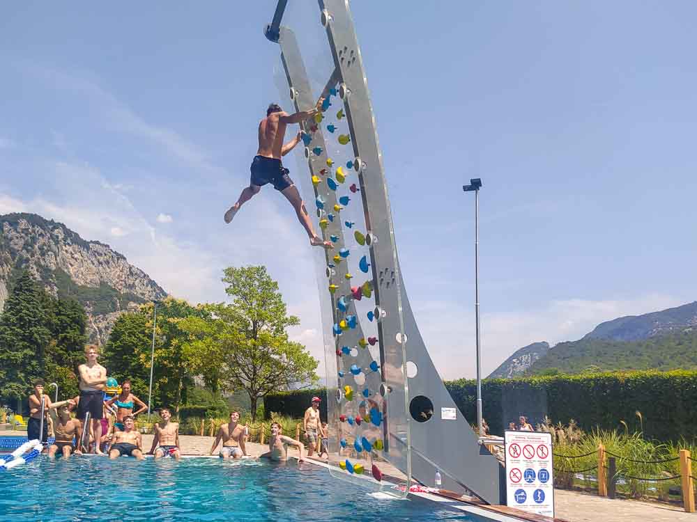 Tra le numerose attrazioni del Prabi Aqua Park c'è anche questa singolare vasca con parete da arrampicata: perchè rinunciare ad una passione se possiamo seguirle entrambe?