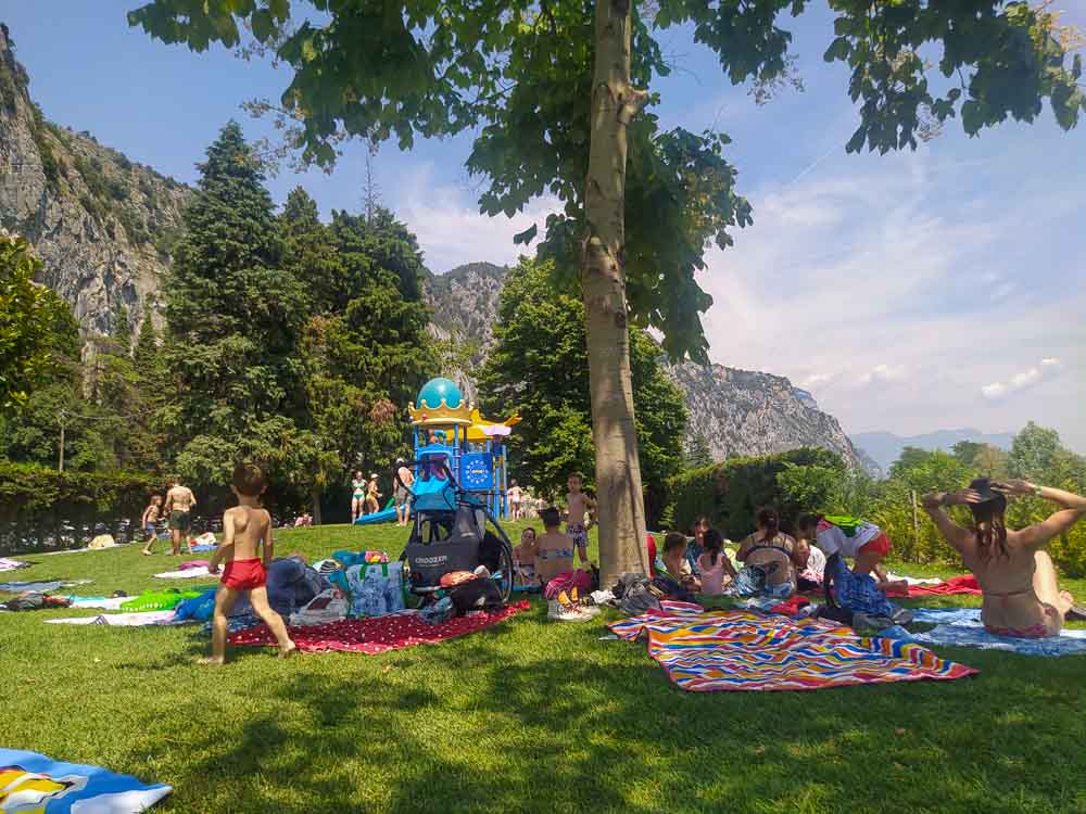 Le piscine del Prabi Aqua Park di Arco sono circondate da ampi spazi verdi