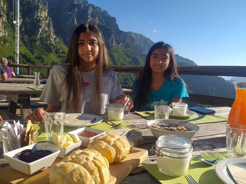 Colazione con vista al Rifugio Pernici in Val Concei