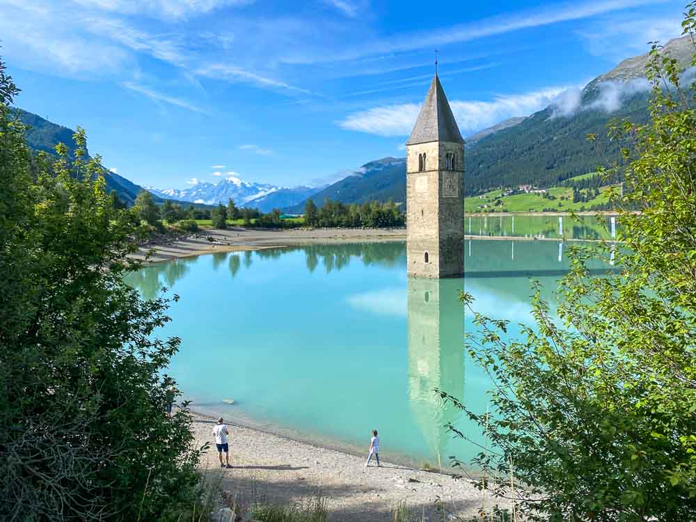 lago con campanile che emerge dall'acqua