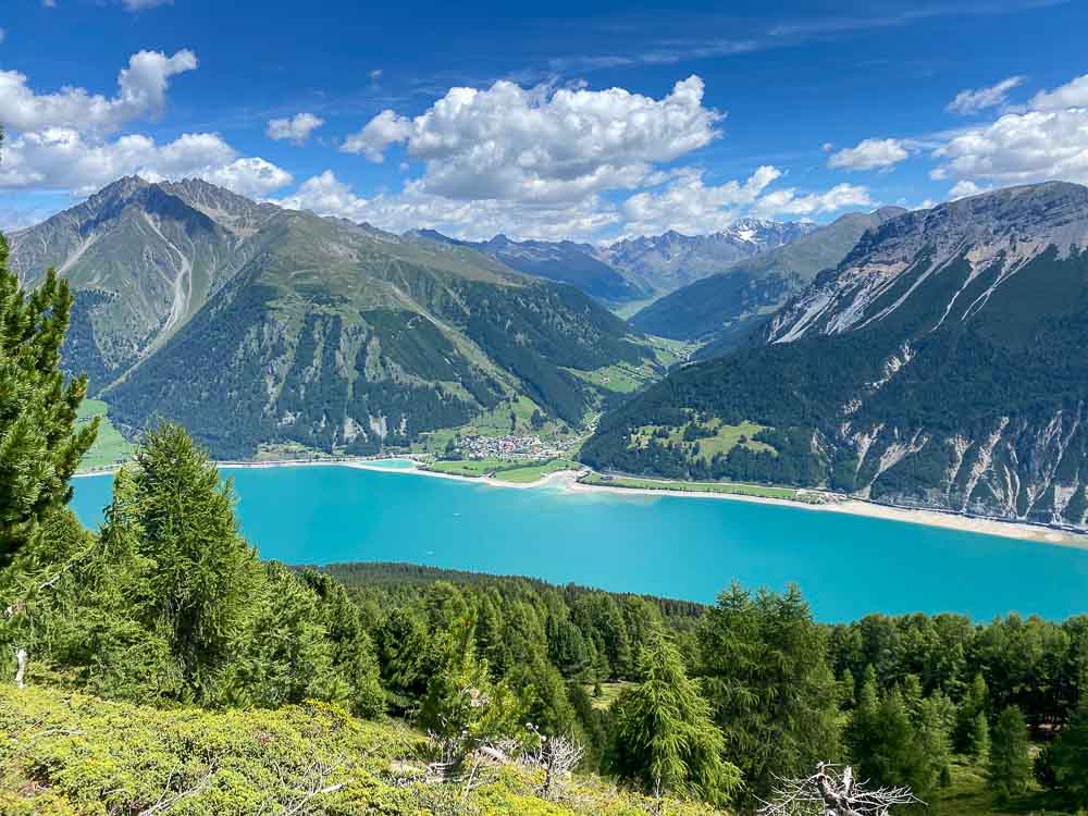 lago turchese circondato da montagne