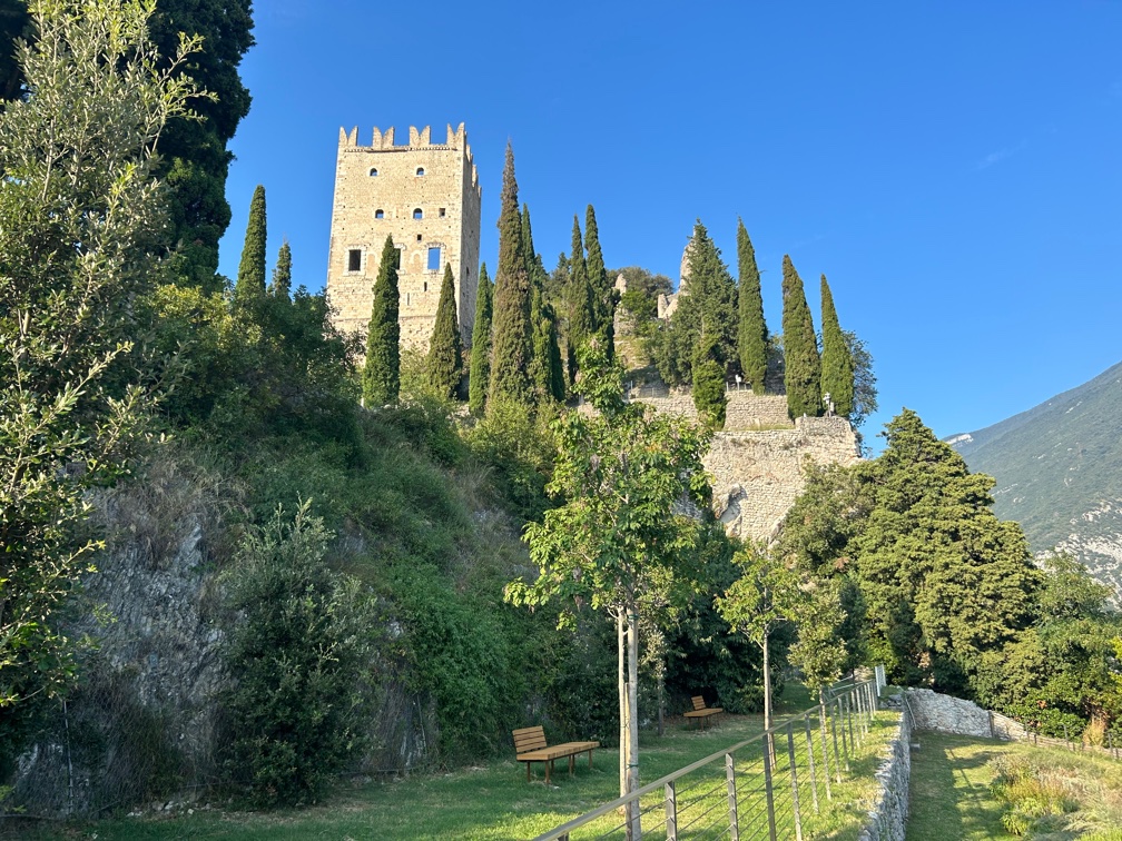 Il castello di Arco sorge su uno sperone roccioso alle spalle del centro storico.