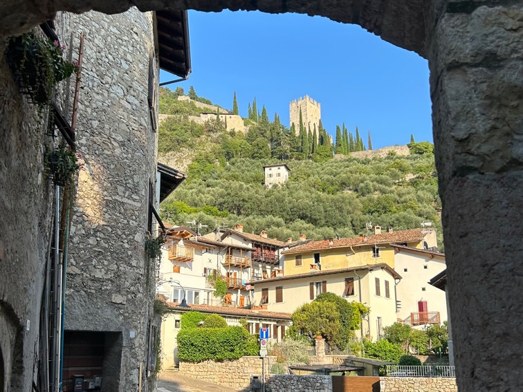 Dal rione medievale di Stranfora, nella parte nord del centro storico, si sale tra gli ulivi sul castello di Arco