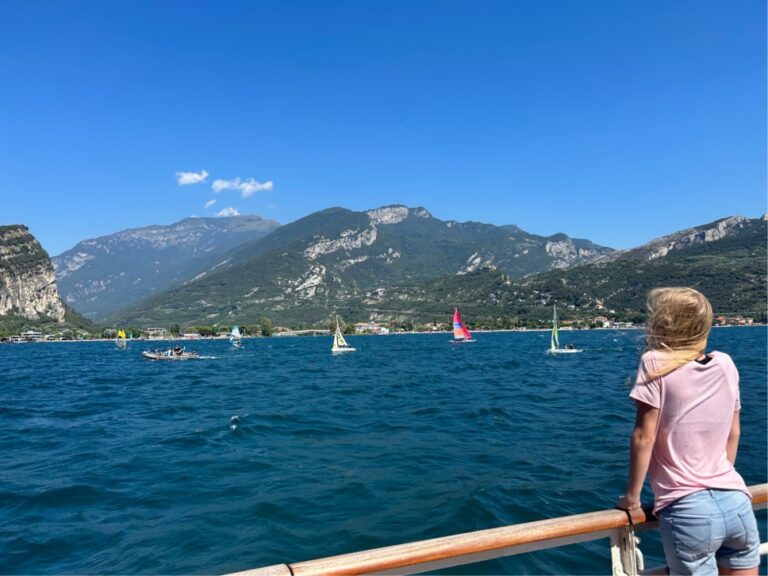 Un bel giro con il battello sul Garda è una valida alternativa per spostarsi senza auto e godere il panorama da un punto di vista alternativo.