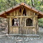 casetta in legno nel bosco