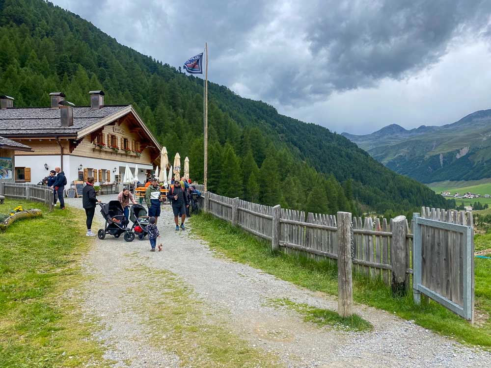 sentiero sterrato che porta alla malga