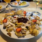 Cosa mangiare in Trentino Alto Adige? il Kaiserschmarren! Questo è quello di Utia Cir, al Passo delle Erbe. Qui servito marmellata di mirtilli rossi e composta di mele