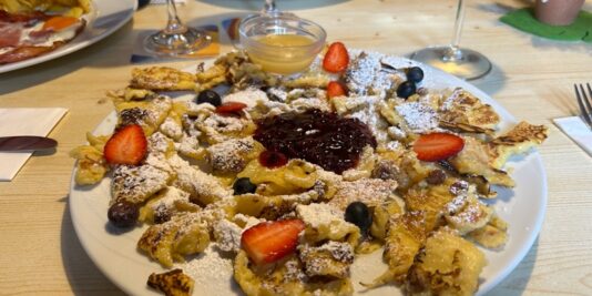 Cosa mangiare in Trentino Alto Adige? il Kaiserschmarren! Questo è quello di Utia Cir, al Passo delle Erbe. Qui servito marmellata di mirtilli rossi e composta di mele