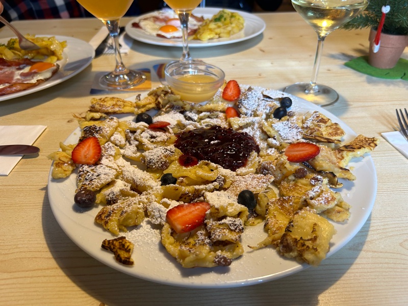 Utia Cir: piatto con kaiserchmarren, marmellata di mirtilli rossi e composta di mele
