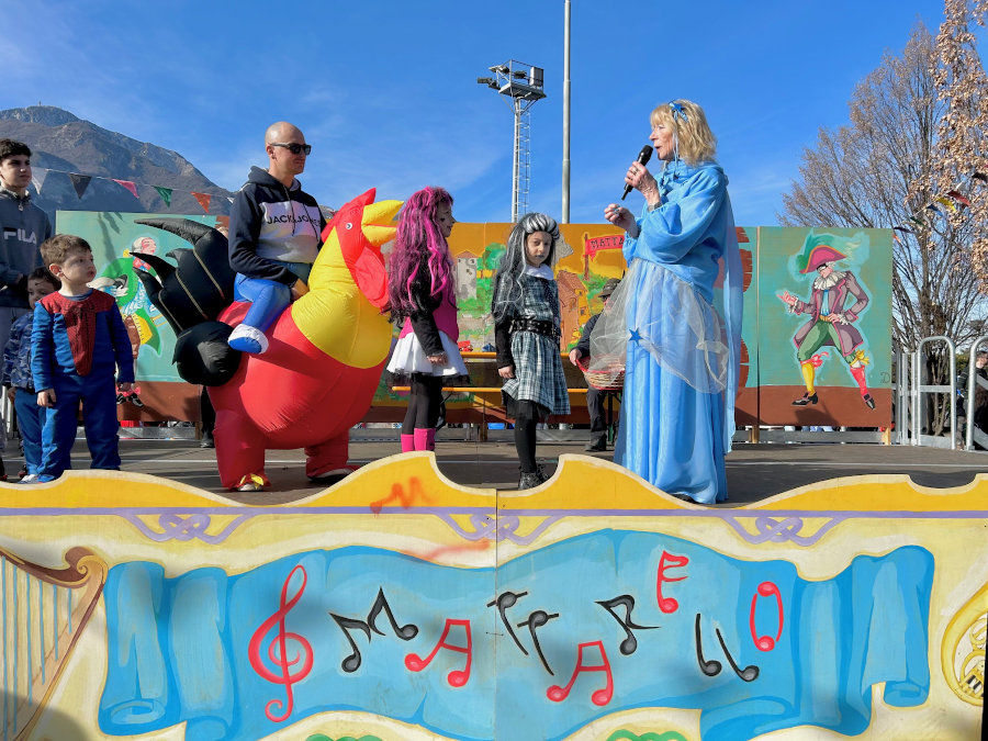 maschere di Carnevale sul palco