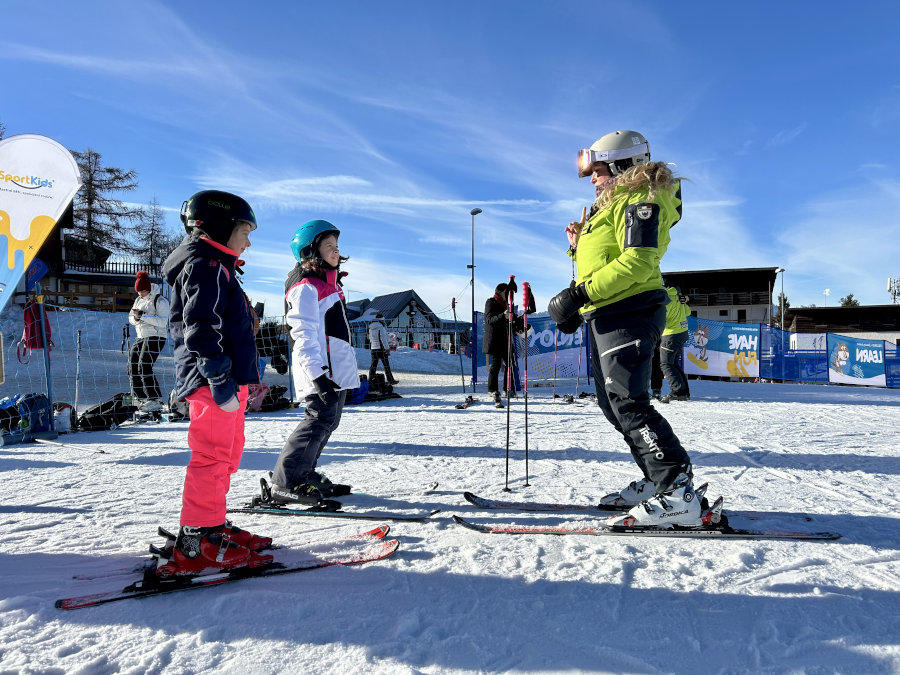insegnante di sci con due bambine