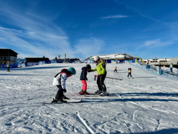 bambine al corso di sci