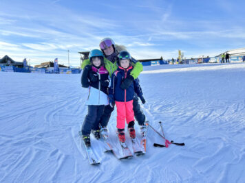 bambine sugli sci con maestra