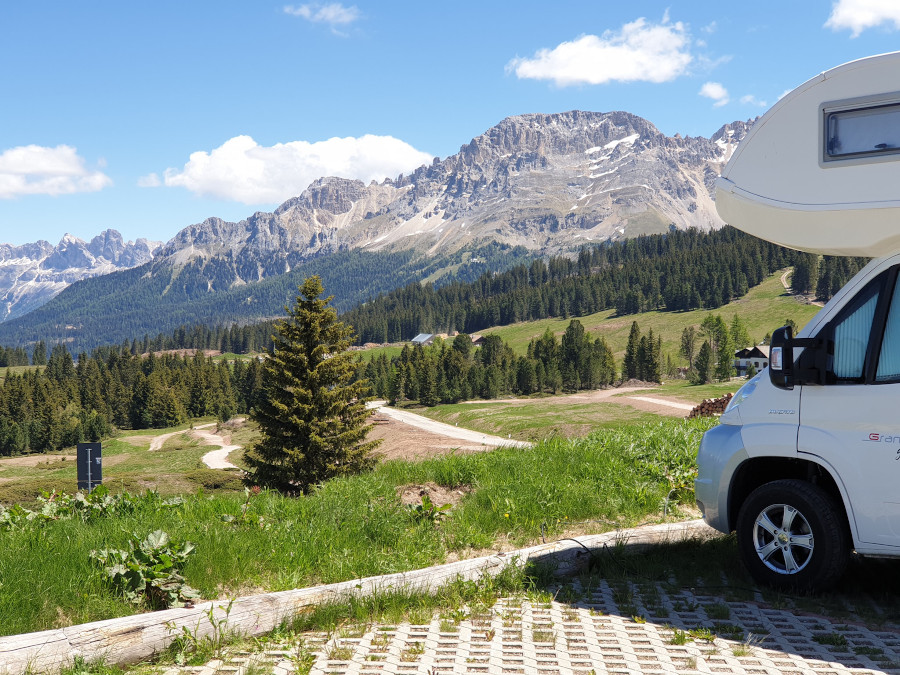 area sosta camper con vista sulle cime di passo Lavazè