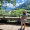 bambina che guarda la città di Trento dall'alto
