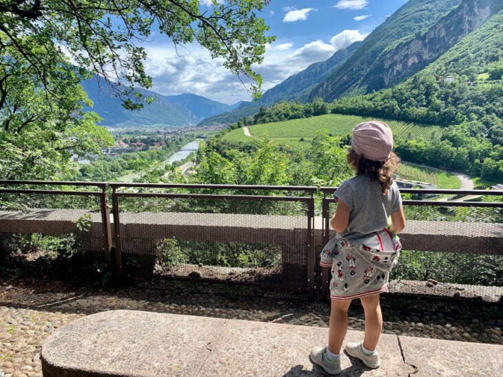 bambina che guarda la città di Trento dall'alto