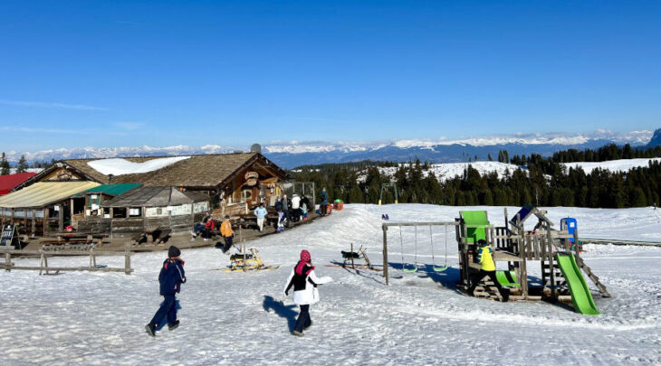 malga con parco giochi in inverno