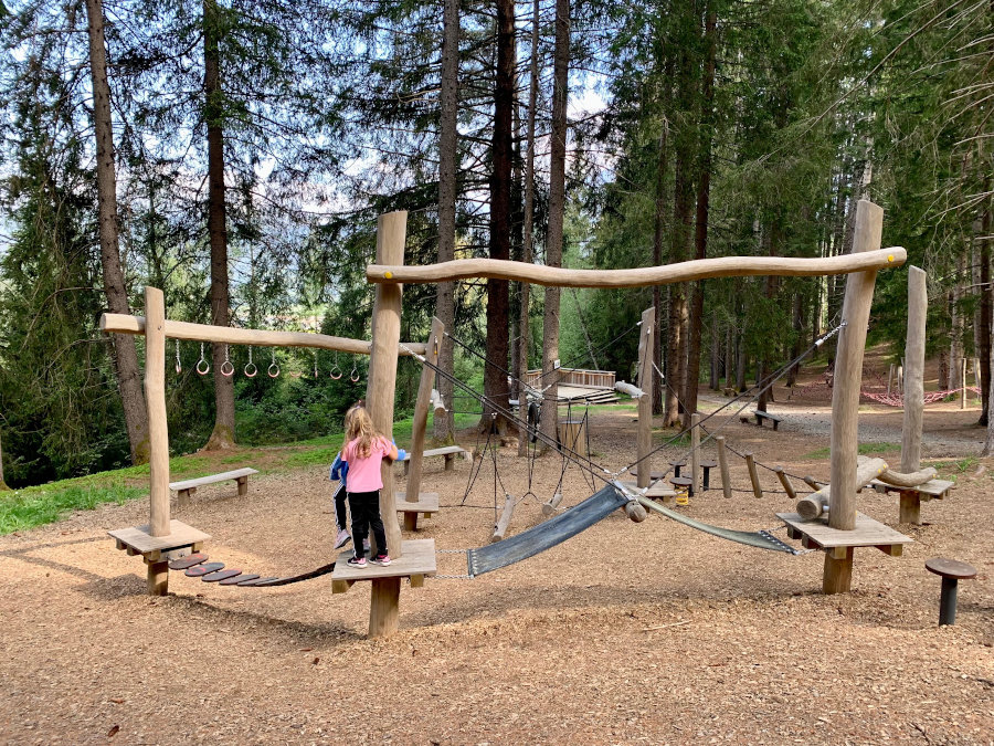 bambine su percorso di equilibrio